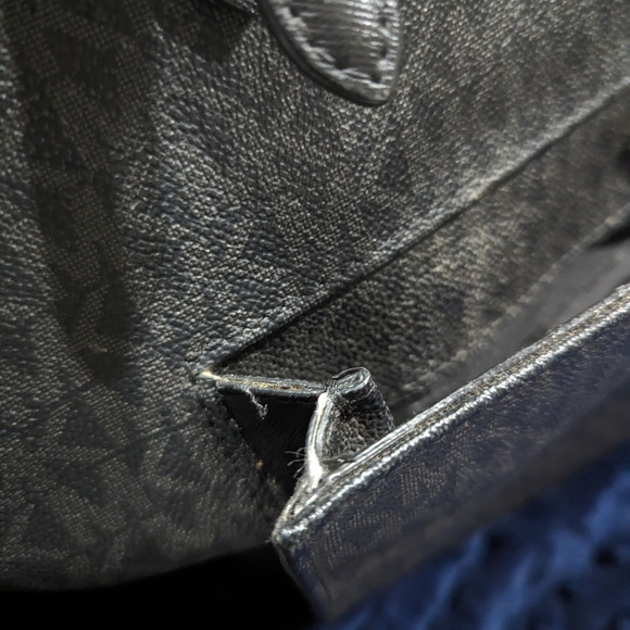 Used MICHAEL KORS Jet Set Zip Tote in Black/Grey Leather - Picture 4 of 16